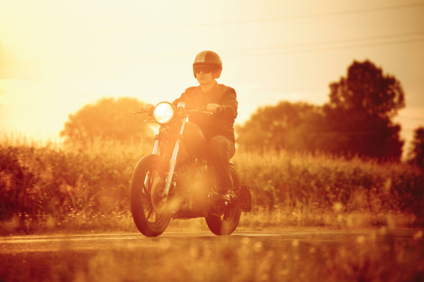 骑在夕阳下图片下载