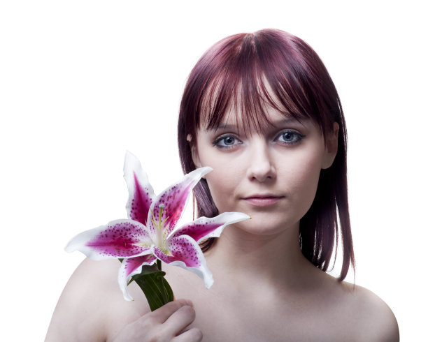 美丽的红发白种人女人与花的特写图片下载