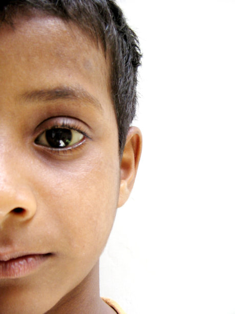 小男孩的半张脸的肖像图片下载