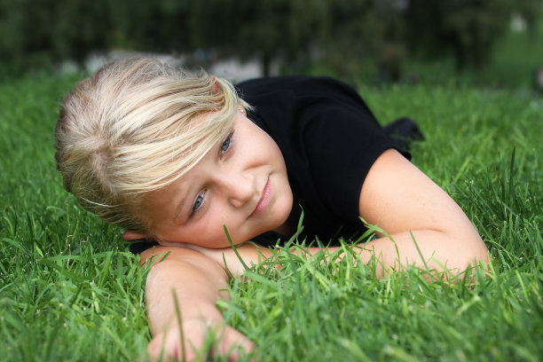 女孩躺在草地上图片下载
