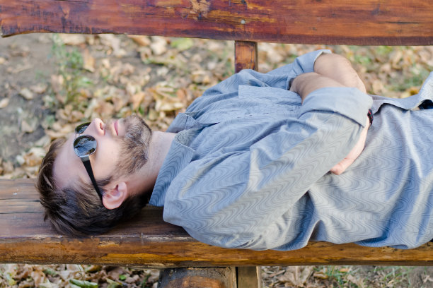 戴着太阳镜睡觉的男人图片下载