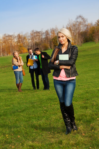 女学生和她的朋友的背景图片下载