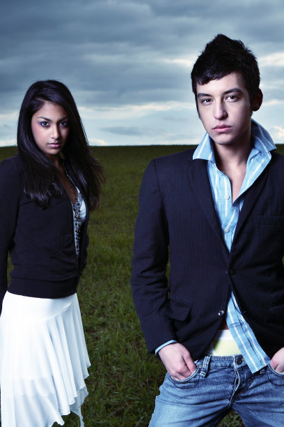 现场的年轻模特的彩色照片。图片下载