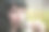 年轻女子与古董茶杯图片下载