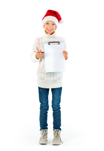 可爱的女孩戴着圣诞老人的帽子展示一张空白纸图片下载