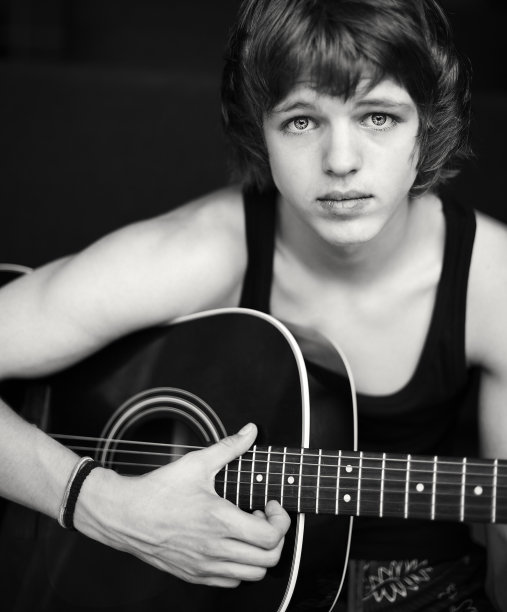 拿着吉他的家伙。图片下载