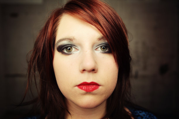 阴沉的年轻女子图片下载