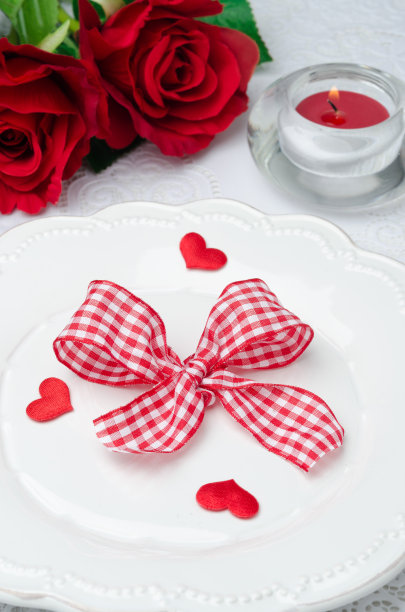 情人节餐桌上布置着心形、丝带、玫瑰图片下载