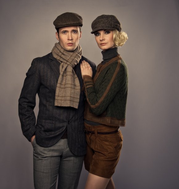 优雅的一对夫妇在灰色背景孤立的帽子图片下载