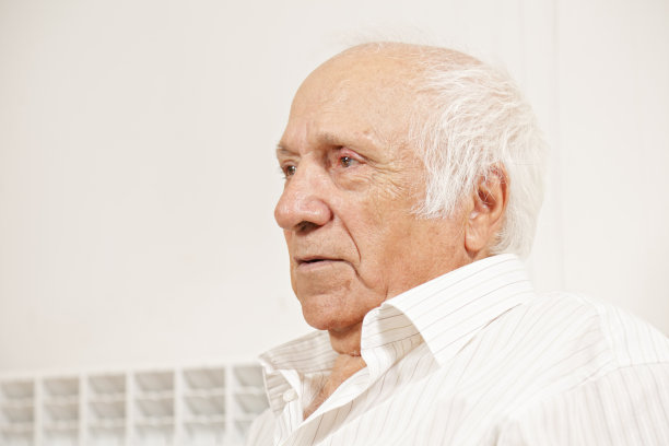 穿白衬衫的老人图片下载