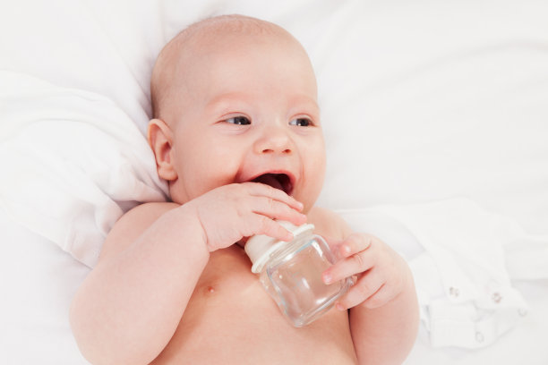 微笑的婴儿喝水图片下载