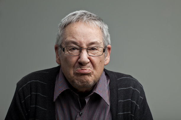 脾气暴躁的老人图片下载