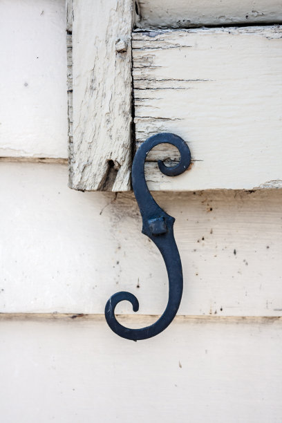 字母S -窗框上的金属支架图片下载