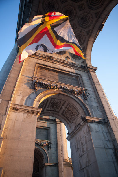 凯旋门上的旗帜。比利时布鲁塞尔图片下载