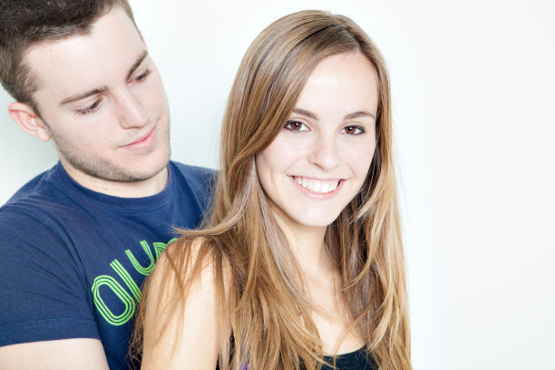 英俊的男人和女人对着镜头微笑图片下载