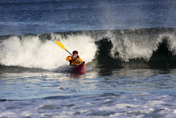 皮艇冲浪者在行动图片下载
