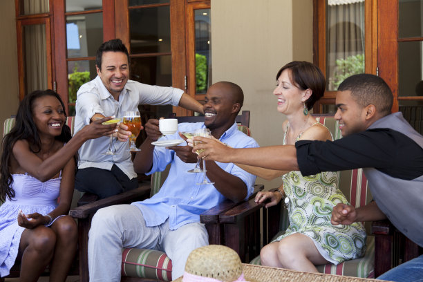 一群朋友庆祝身体健康图片下载