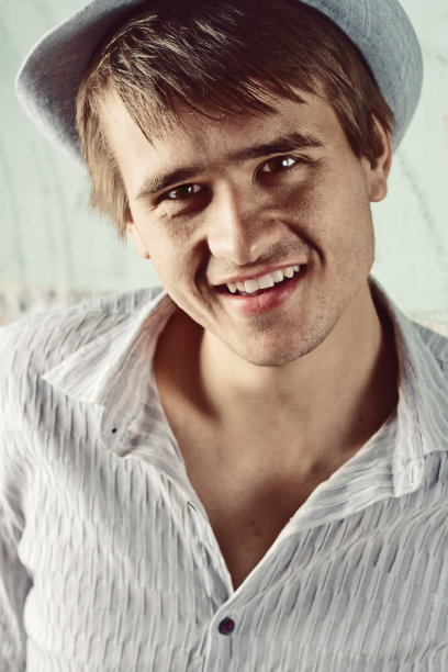 戴着帽子的有趣的家伙图片下载