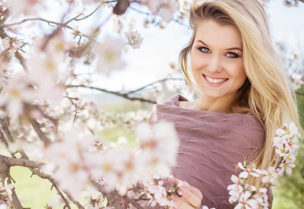 女孩在春天的樱花园图片下载