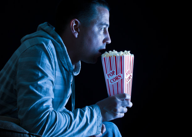 看电视，吃爆米花图片下载