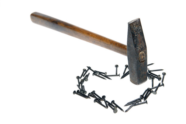 白色背景上的心钉图片下载