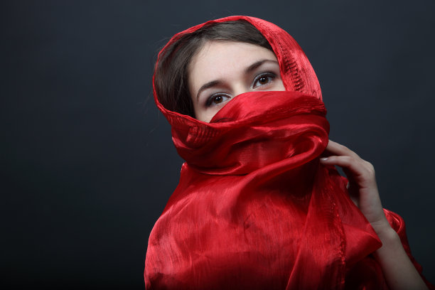 披着红披肩的女孩图片下载