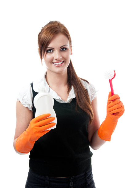 拿着瓶子和刷子的年轻女人图片下载