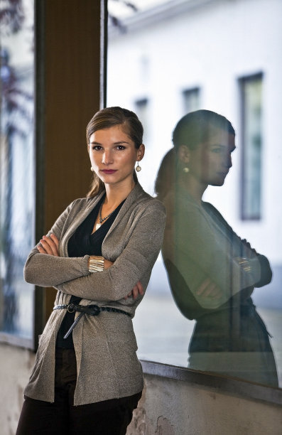 都市环境中的自信女人图片下载