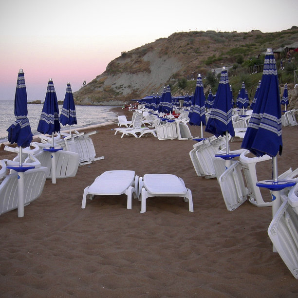 日落时的海滩伞。图片下载