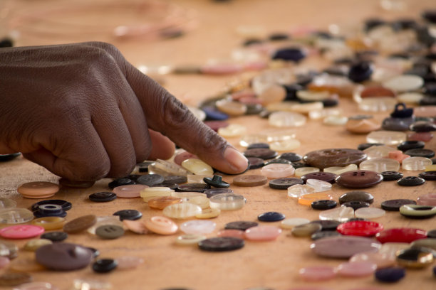 黑人妇女的手触摸按钮图片下载