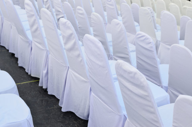 一排排的椅子都铺着白色的垫子。图片下载