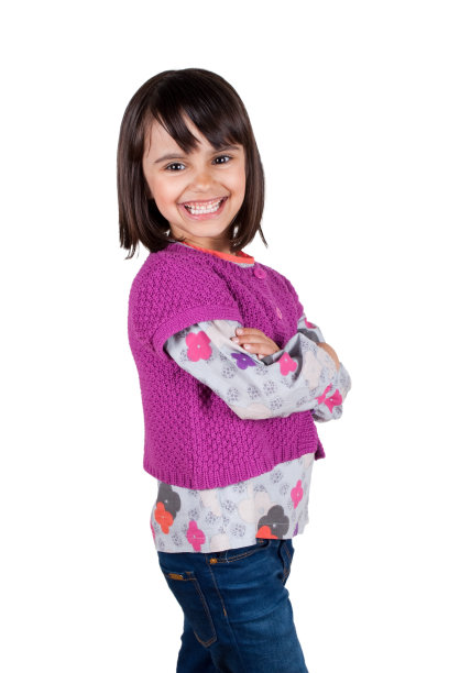 双臂交叉的快乐女孩图片下载