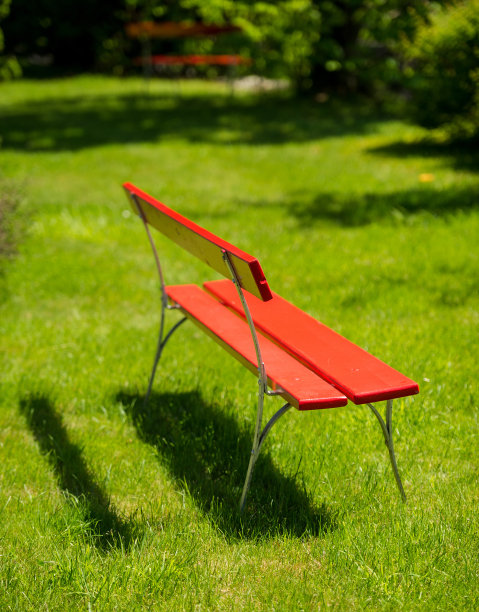 在公园长椅上图片下载