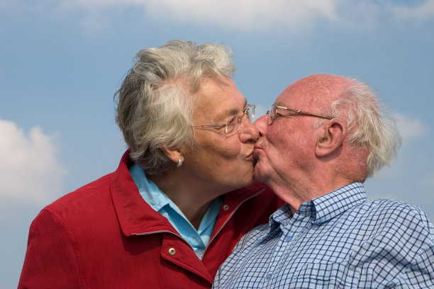 老夫妇亲吻图片下载