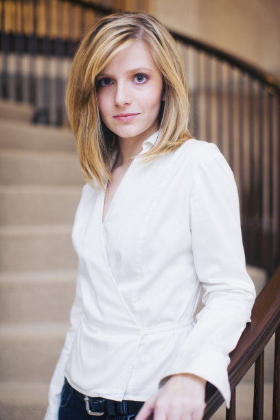 年轻女子在楼梯上休息图片下载