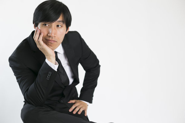 年轻的商人用手思考图片下载