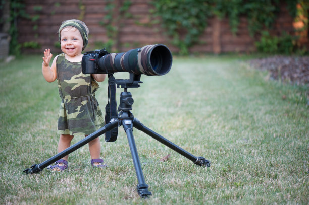 可爱微笑的婴儿摄影师图片下载