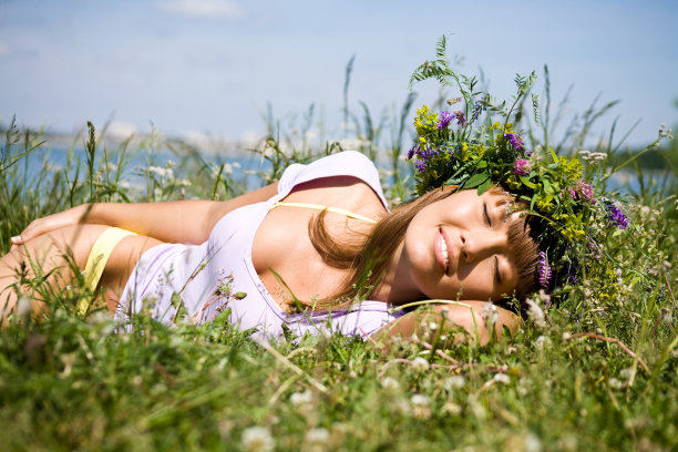 漂亮女孩睡在田野上图片下载