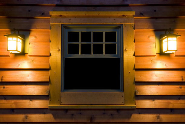 外面的雪松小屋在晚上与灯图片下载