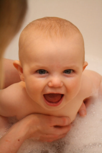 8个月大的婴儿在洗澡时很开心图片下载