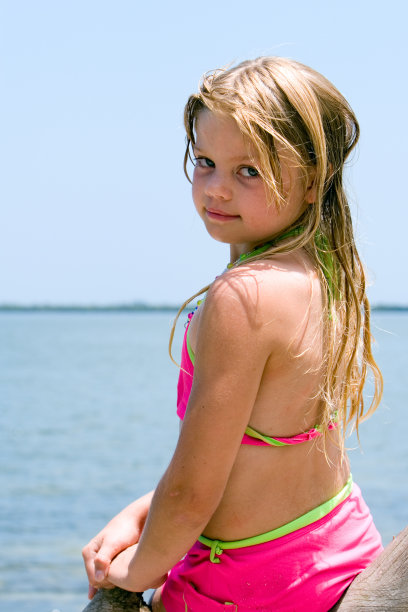 女孩在海滨图片下载