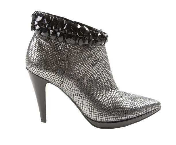 金属鞋跟与水晶短靴图片下载