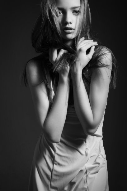 迷人的女人，美丽的化妆和发型图片下载