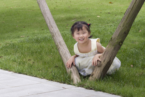 公园里的小女孩图片下载