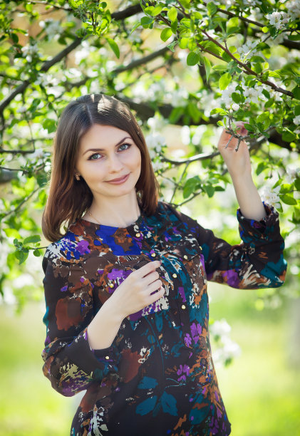 花园里女孩的画像图片下载