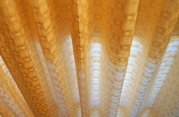 带阴影的黄色窗帘图片下载