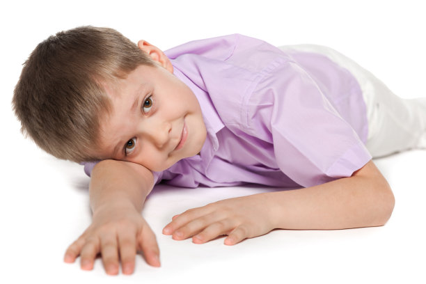 剩下的是一个可爱的小男孩图片下载