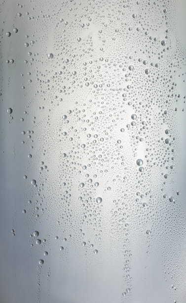 水滴落在灰色的玻璃表面上图片下载