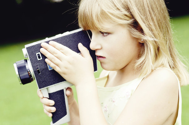 年轻的手，拿着一个老式胶片卷(摄像机)图片下载
