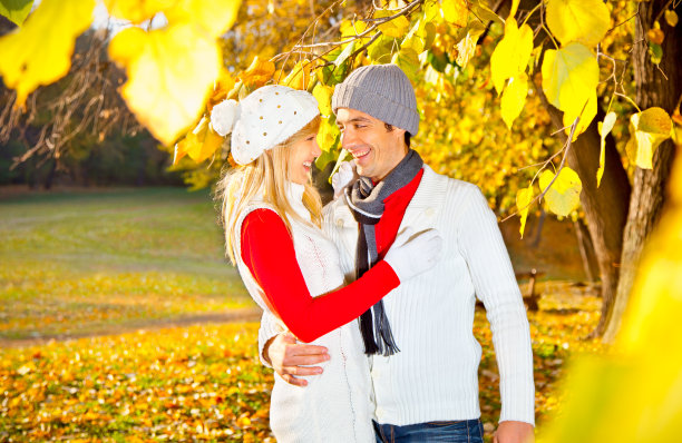 一对在落叶下的阔叶酸橙。图片下载